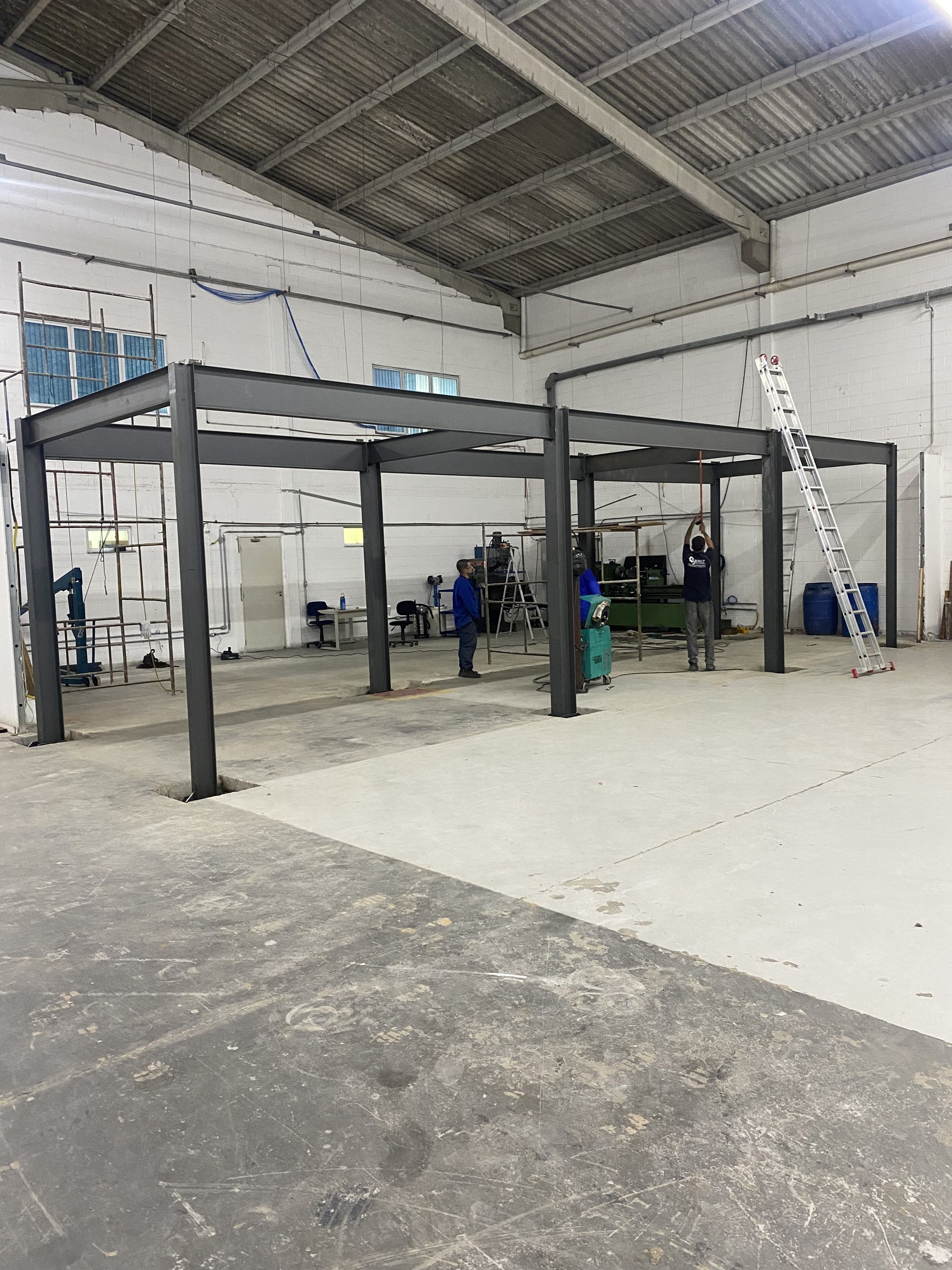 Mezanino metálico industrial executado pela equipe Jerez
