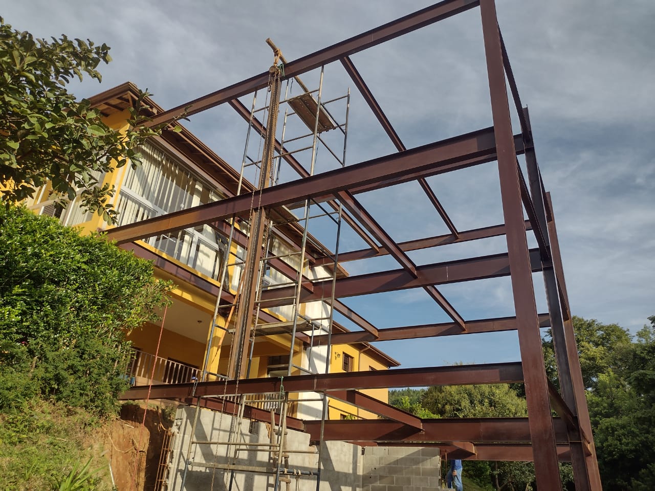 Vigas metálicas para laje suspensa em terreno residencial