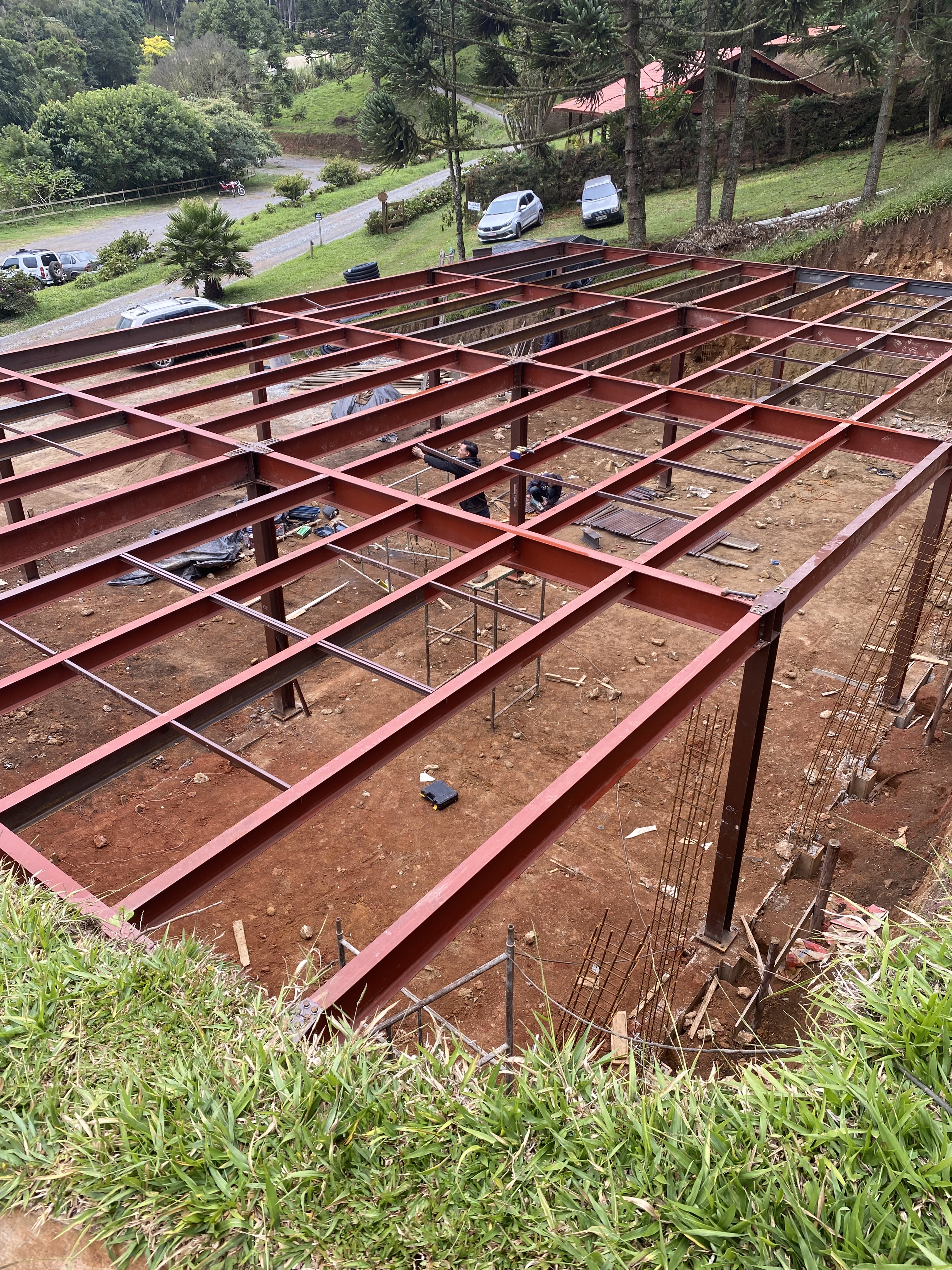 Estrutura metálica em aço para laje residencial em terreno inclinado