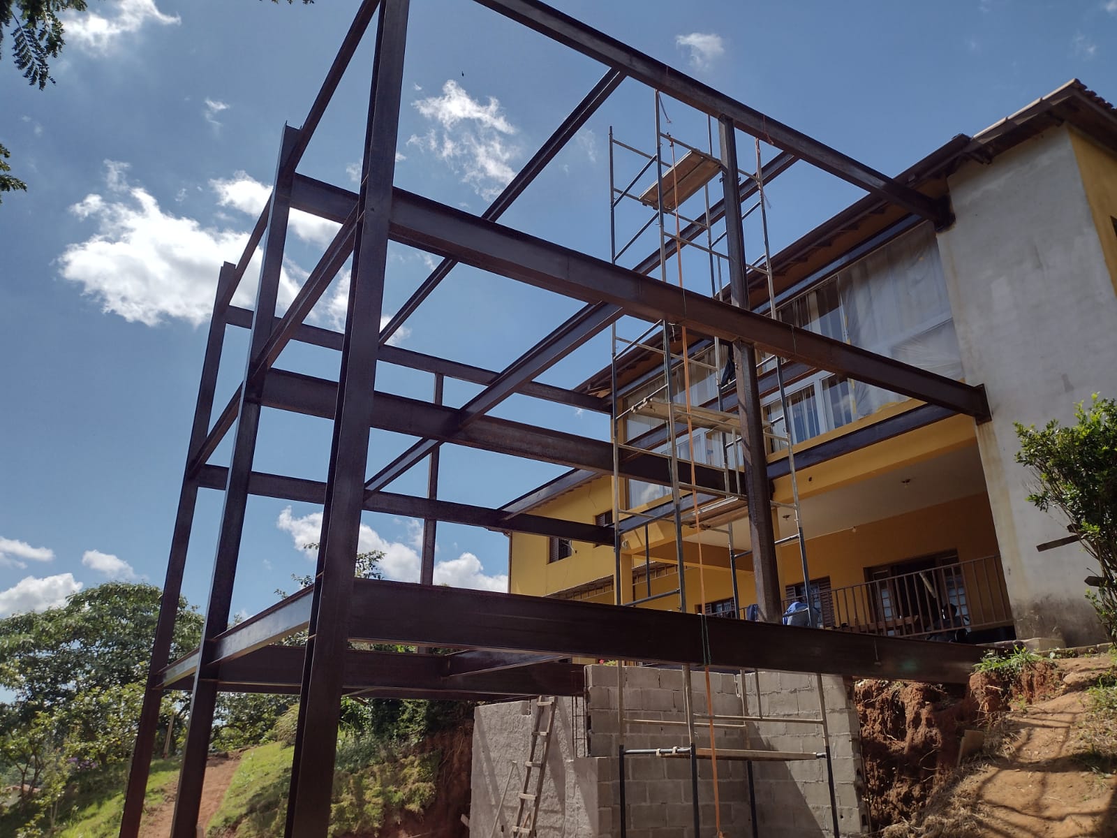 Estrutura metálica residencial em vigas de aço para ampliação de casa