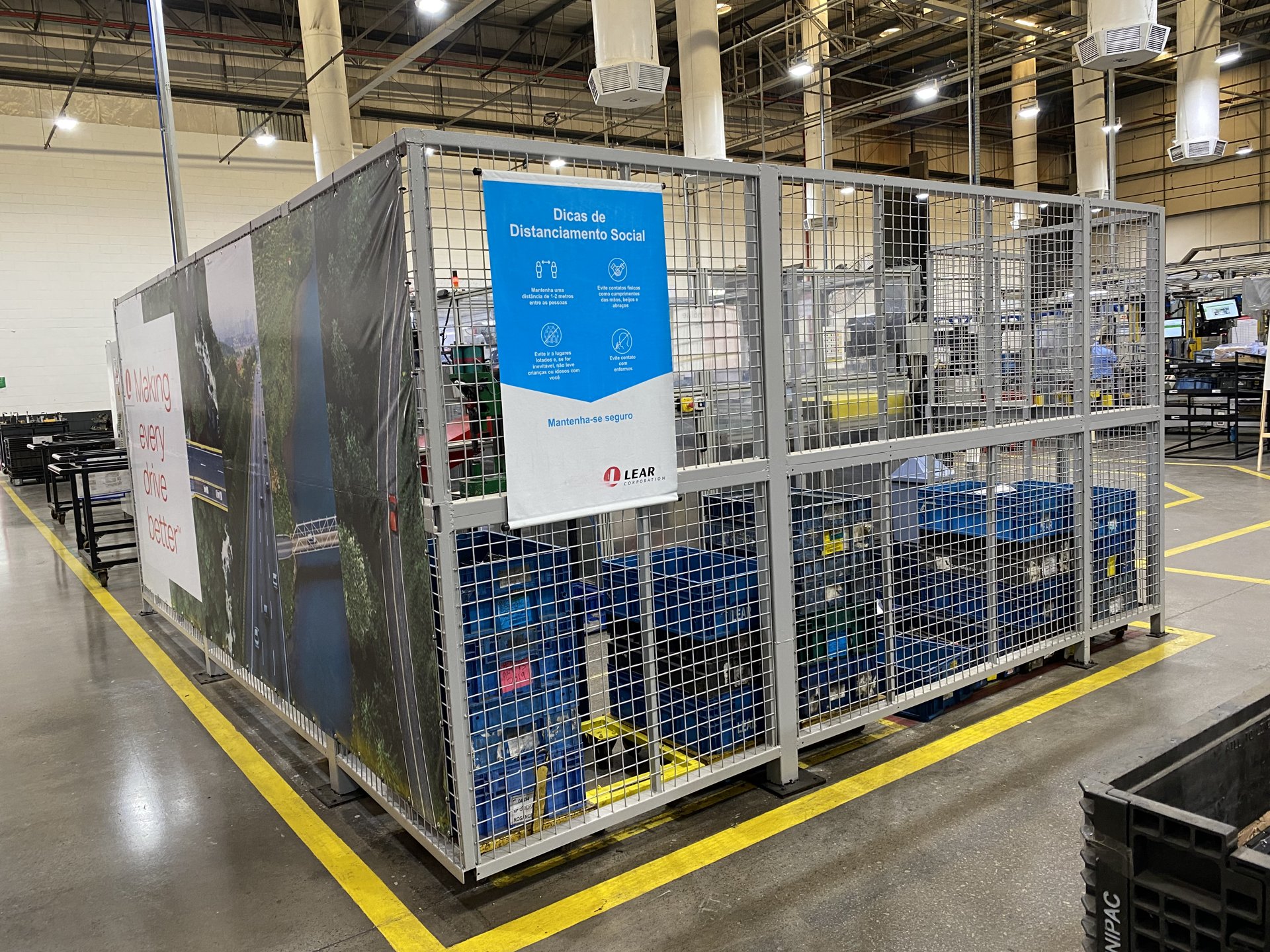 Estrutura metálica de proteção e segregação em ambiente industrial