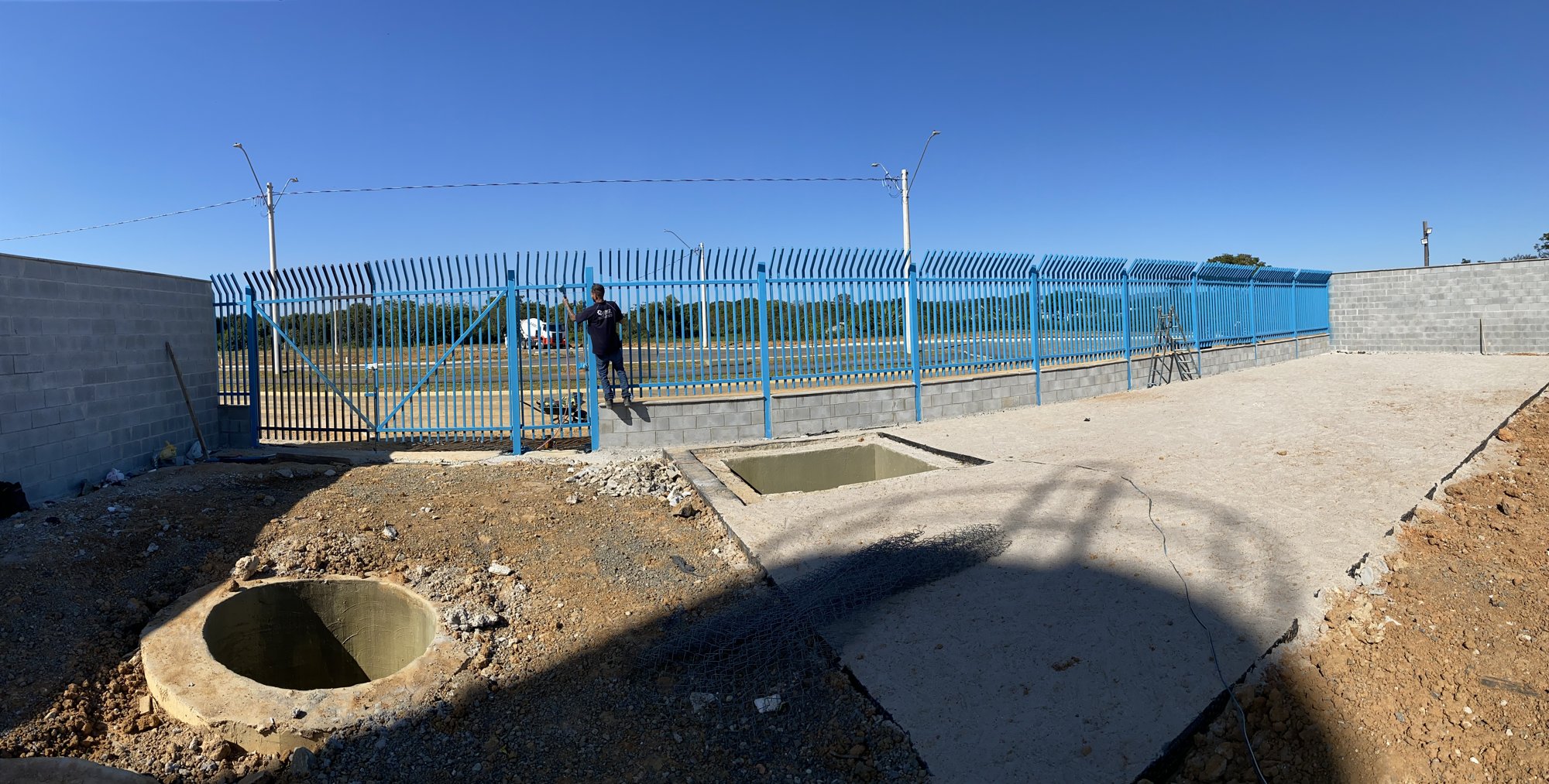 Cercamento metálico azul instalado em obra da Sabesp